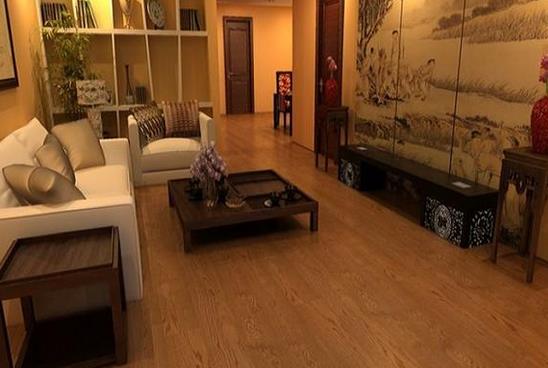 地板企業(yè)與其著“華服美衣”，不如腳踏實(shí).jpg