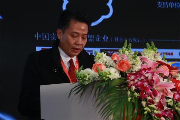中國實(shí)木地板聯(lián)盟主席、大自然家居(中國)有限公司董事長佘學(xué)彬先生致歡迎辭.jpg