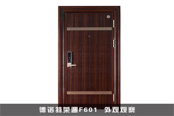 一扇門(mén)不僅將一個(gè)家與外界分隔開(kāi)來(lái)，門(mén)的風(fēng)格樣式同樣影響著居室的和諧美觀(guān)。伴隨著家居行業(yè)內(nèi)五花八門(mén)的產(chǎn)品日益顯現(xiàn)，或許更多消費(fèi)者會(huì)愈來(lái)愈傾向于購(gòu)買(mǎi)簡(jiǎn)約的產(chǎn)品。來(lái)自德諾特的榮遇F601安全門(mén)，便是簡(jiǎn)約的最好代名詞。殊不知在這樣一款簡(jiǎn)約的安全門(mén)之中，又能貼上“高科技”的標(biāo)簽，下面跟隨小編來(lái)一探究竟。 【產(chǎn)品品牌】德諾特高端安全門(mén) 【產(chǎn)品名稱(chēng)】德諾特榮遇F601 評(píng)測(cè)地點(diǎn)】浙江省金華市武義縣桐琴鎮(zhèn)五金大道1號(hào) 萬(wàn)嘉集團(tuán)新浪家居產(chǎn)品評(píng)測(cè)中心：服務(wù)消費(fèi)者，關(guān)注消費(fèi)者選購(gòu)、裝修環(huán)節(jié)的所需，提供最客觀(guān)、最實(shí)用、最具價(jià)值的參考信息，從而指導(dǎo)消費(fèi)者有效甄別產(chǎn)品，便捷消費(fèi)，提升辨別產(chǎn)品能力；搭建起廠(chǎng)商與用戶(hù)的橋梁，降低消費(fèi)者與廠(chǎng)商之間的信息不對(duì)稱(chēng)；最終宣揚(yáng)環(huán)保、節(jié)能、低碳等健康新理念的消費(fèi)趨勢(shì)。 一、德諾特榮遇F601  外觀(guān)觀(guān)察 德諾特榮遇F601安全門(mén)在外觀(guān)上面，這款安全門(mén)沒(méi)有過(guò)多的修飾，反而這樣的設(shè)計(jì)更能突出簡(jiǎn)約大方的特質(zhì)。紅木色選取，在簡(jiǎn)約、隨性中不失奢華的感覺(jué)。該款門(mén)的風(fēng)格簡(jiǎn)約、隨性、親和，外觀(guān)端莊大氣，將自然與美感展現(xiàn)的極具到位。 而巧妙之處就在于采用的拼接飾面，應(yīng)用的是現(xiàn)今時(shí)尚元素的搭配技巧。淺色和深色相結(jié)合的不規(guī)則豎條紋，搭配上立體的豎條紋理，在柔和的光線(xiàn)下，仿佛折射出一道道迷人性感的光束。 二、德諾特榮遇F601  門(mén)板評(píng)測(cè) 德諾特榮遇F601室外門(mén)板采用的鍍鋅鋼板的材質(zhì)，這樣既保證了進(jìn)戶(hù)門(mén)的安全性，又大大提高了門(mén)的檔次。門(mén)板采用專(zhuān)用的涂裝工藝，真空噴涂，使表面的漆面豐滿(mǎn)細(xì)膩，紋理愈顯逼真立體。這樣的工藝并且能有效抵抗紫外線(xiàn)，為安全門(mén)罩上防曬的保護(hù)傘的同時(shí)，又起到防止門(mén)板顏色褪色的功能，從而延長(zhǎng)安全門(mén)的壽命時(shí)間。 采用中式門(mén)框結(jié)構(gòu)，1.0mm鋼芯鋼板，門(mén)厚度85mm，2.0mm鍍鋅鋼板，外寬邊。門(mén)扇內(nèi)外包邊四角45度角，內(nèi)置螺絲固定，著重細(xì)節(jié)，美觀(guān)大方。獨(dú)特門(mén)框內(nèi)線(xiàn)條設(shè)計(jì)，內(nèi)視美觀(guān)，框扇同色。五層加強(qiáng)防撬四面的外置包邊，為您的居家生活帶來(lái)更多精益求精的享受。 三、德諾特榮遇F601  五金評(píng)測(cè) 德諾特榮遇F601采用WJ-D01指紋密碼鎖，密碼界面清晰明了，規(guī)避傳統(tǒng)機(jī)械鎖具的安全漏洞，采用雙重防盜設(shè)計(jì)原理，融合智能指紋防盜，搭建相互獨(dú)立又互為一體的雙重防護(hù)系統(tǒng)。有效提取指紋細(xì)節(jié)特征，提高指紋防盜性能。采用的專(zhuān)利靜音自動(dòng)鎖，讓開(kāi)關(guān)和鎖門(mén)毫無(wú)壓力。除此之外，小編還發(fā)現(xiàn)這款鎖開(kāi)啟起來(lái)十分靈活自如，無(wú)需大力，手指稍稍一轉(zhuǎn)就能開(kāi)啟該鎖，能照顧到老人和小孩開(kāi)鎖的不便，貼心呵護(hù)您的家人。 德諾特榮遇F601安全門(mén)采用獨(dú)特構(gòu)造的三維可調(diào)鉸鏈，是萬(wàn)嘉的專(zhuān)利產(chǎn)品。小編在推門(mén)的過(guò)程中，感受到整個(gè)推門(mén)的過(guò)程非常輕松，只要輕輕一推，便能將整扇門(mén)推到底。這款鉸鏈內(nèi)配軸承，高承重設(shè)計(jì)，永不下垂的工藝，讓一個(gè)小小的鉸鏈可承受200公斤的力，開(kāi)啟非常靈活輕便。  萬(wàn)嘉專(zhuān)利的中控插梢，結(jié)構(gòu)非常簡(jiǎn)約，一按一拔的方法非常方便人們更好的操控，還有防止晃動(dòng)的有效功能，十分人性化的設(shè)計(jì)。 另外，這款防盜門(mén)還配備獨(dú)特防爆栓裝置，采用不銹鋼材質(zhì)。當(dāng)老人、小孩獨(dú)自一人在家，給陌生人開(kāi)門(mén)時(shí)，可用防爆栓扣住門(mén)板，打開(kāi)一道門(mén)縫，防止可疑人非法闖入。這樣一來(lái)又給家中增加了一道預(yù)警線(xiàn)，設(shè)立了可靠的安全保障。 四、德諾特榮遇F601  密封條評(píng)測(cè) 德諾特榮遇F601安全門(mén)密封條與門(mén)板之前緊實(shí)貼合，隔音和保溫效果出色，可以減少熱能損耗；密封條與油漆、清潔劑不宜發(fā)生反應(yīng)，耐磨損、抗老化、抗紫外線(xiàn)和水侵蝕性能強(qiáng)。 評(píng)測(cè)總結(jié)：德諾特榮遇F601安全門(mén)極具中國(guó)古代建筑美學(xué)特征，似是渾然天成，卻是巧奪天工之作。拼接的設(shè)計(jì)具有別樣的家居之美，同樣的風(fēng)格，不一樣的演繹。適用于搭配各種不同的裝修風(fēng)格，讓您領(lǐng)略生活中的純凈、安寧之美。指紋密碼鎖的智能運(yùn)用，集便捷與安全為一體的功能型安全門(mén)，是保障您居家安樂(lè)的極佳選擇。