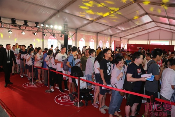 時(shí)尚女王海清助陣詩尼曼，女人當(dāng)家玩轉(zhuǎn)百搭定制