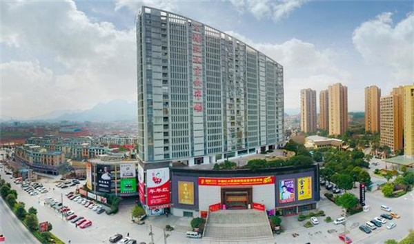紅木家具行業(yè)既是傳統(tǒng)制造業(yè)，也是文化產(chǎn)業(yè)，在新經(jīng)濟(jì)環(huán)境背景下，面臨著傳承與創(chuàng)新的雙重使命。2018年紅木家具行業(yè)的行情走勢(shì)將會(huì)如何？新消費(fèi)群體崛起紅木家具行業(yè)該如何審時(shí)度勢(shì)？又該如何將新文化元素融入到家具產(chǎn)品當(dāng)中？作為家居行業(yè)典型的奢侈品代表又該如何發(fā)揮它的產(chǎn)品價(jià)值？