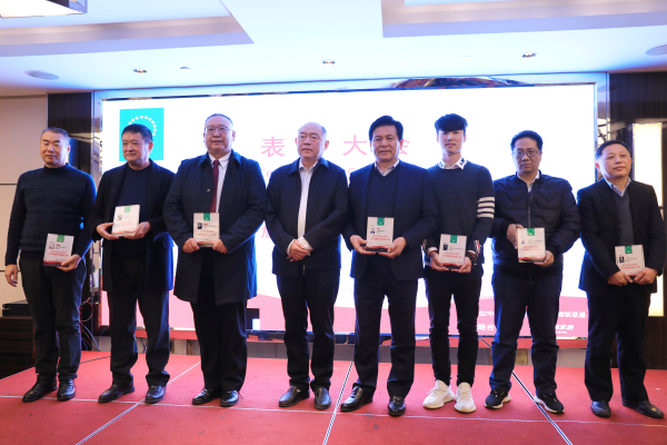 大自然家居董事長(zhǎng)佘學(xué)彬獲選“實(shí)木地板業(yè)領(lǐng)袖人物”