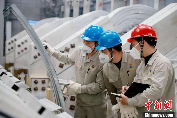 圖為來賓市一家鋁企業(yè)里工人忙碌工作。 來賓市工業(yè)園區(qū)供圖 圖為來賓市一家鋁企業(yè)里工人忙碌工作。 來賓市工業(yè)園區(qū)供圖